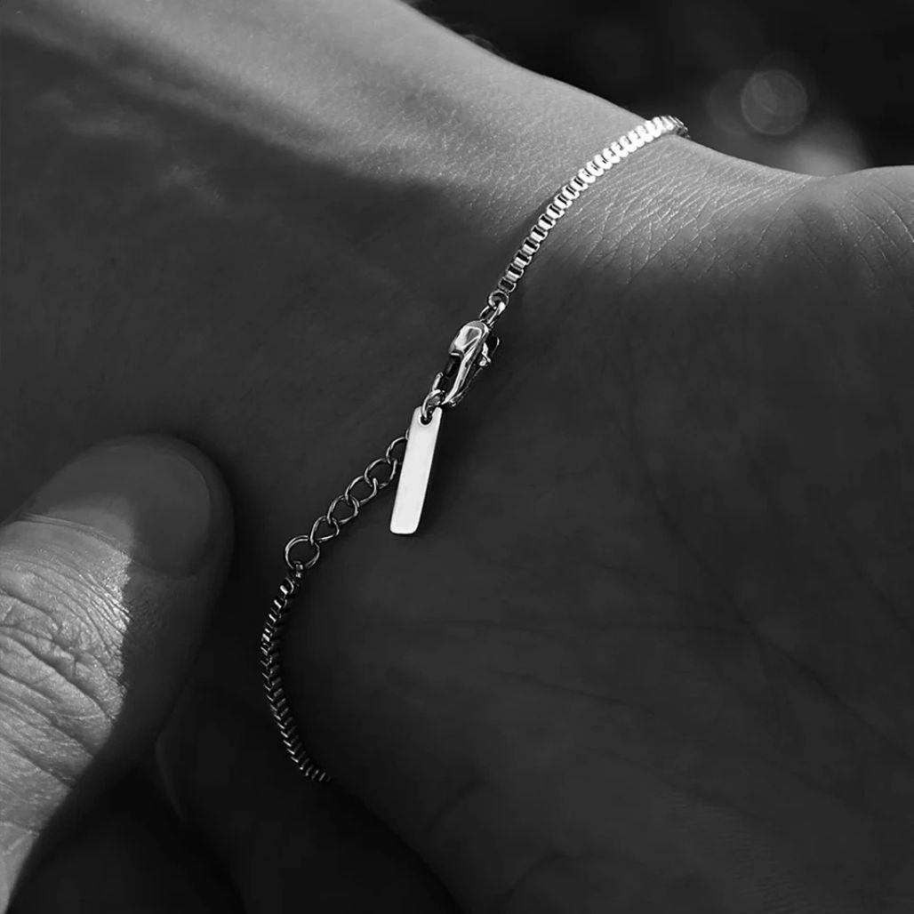 Pulseira de Caixa Minimalista com Etiqueta