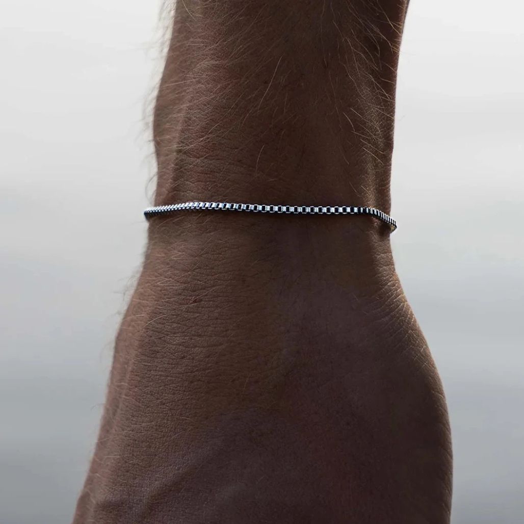Pulseira de Caixa Minimalista com Etiqueta